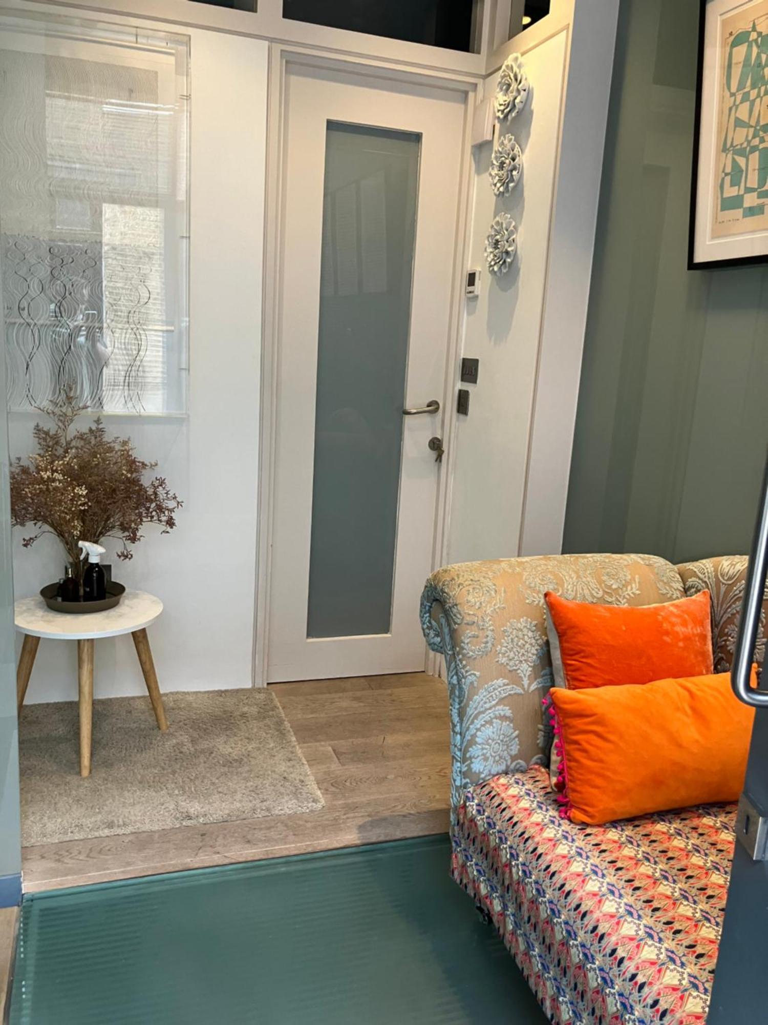 Modern Self-contained Ground And Basement Londra
