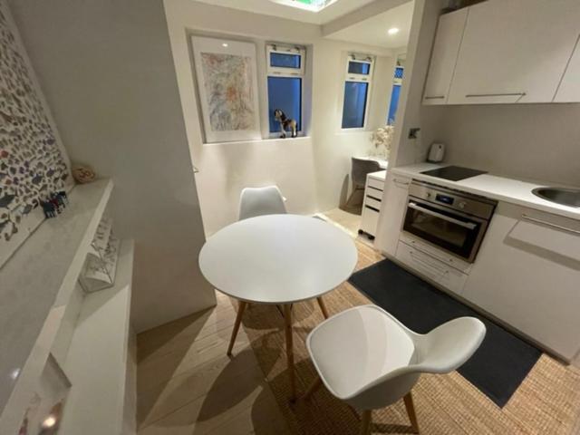 Modern Self-contained Ground And Basement Apartament Londra