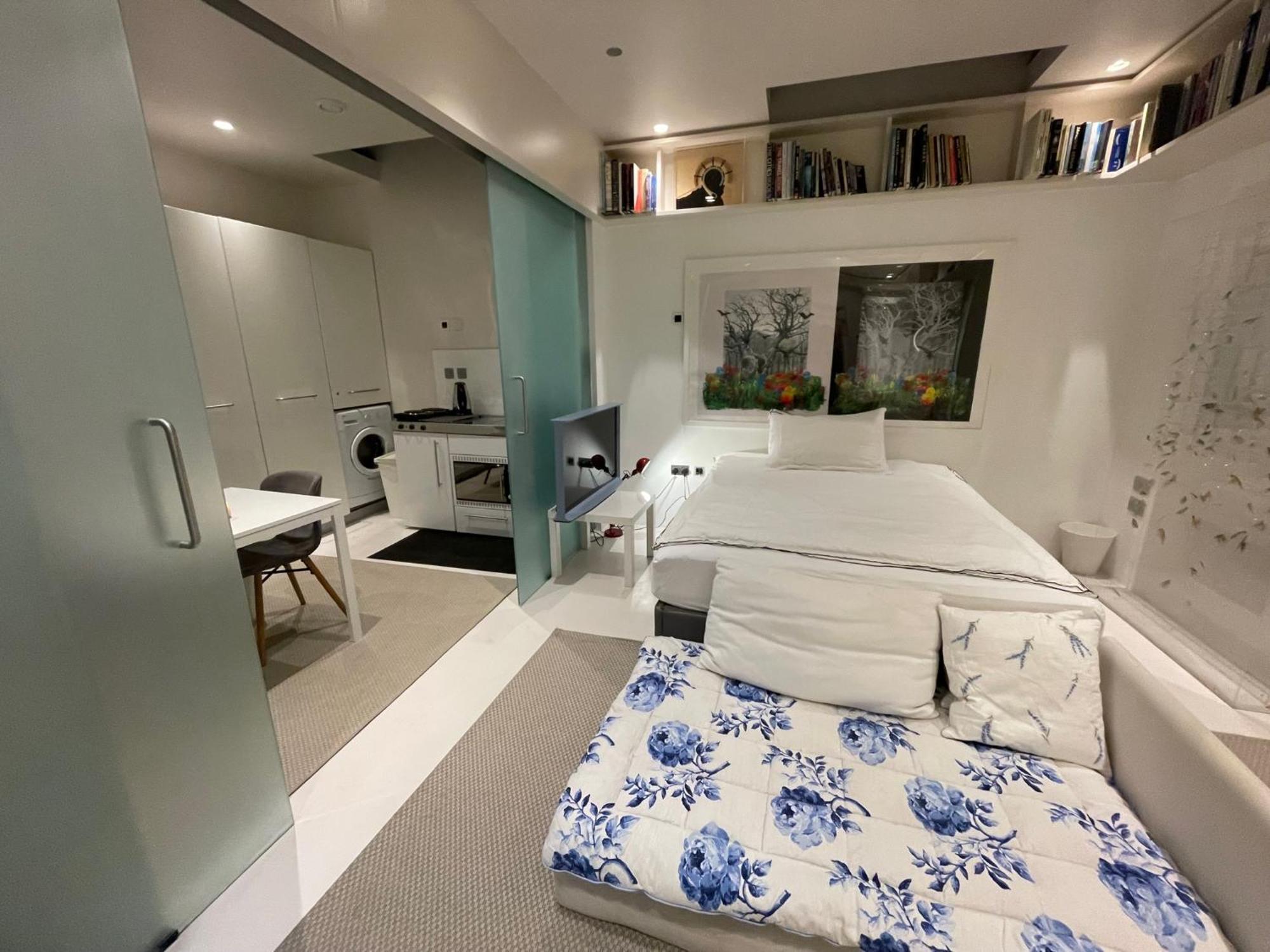 Modern Self-contained Ground And Basement Londra